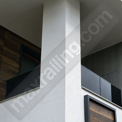 Стъклен парапет по тераси с алуминиев профил основа